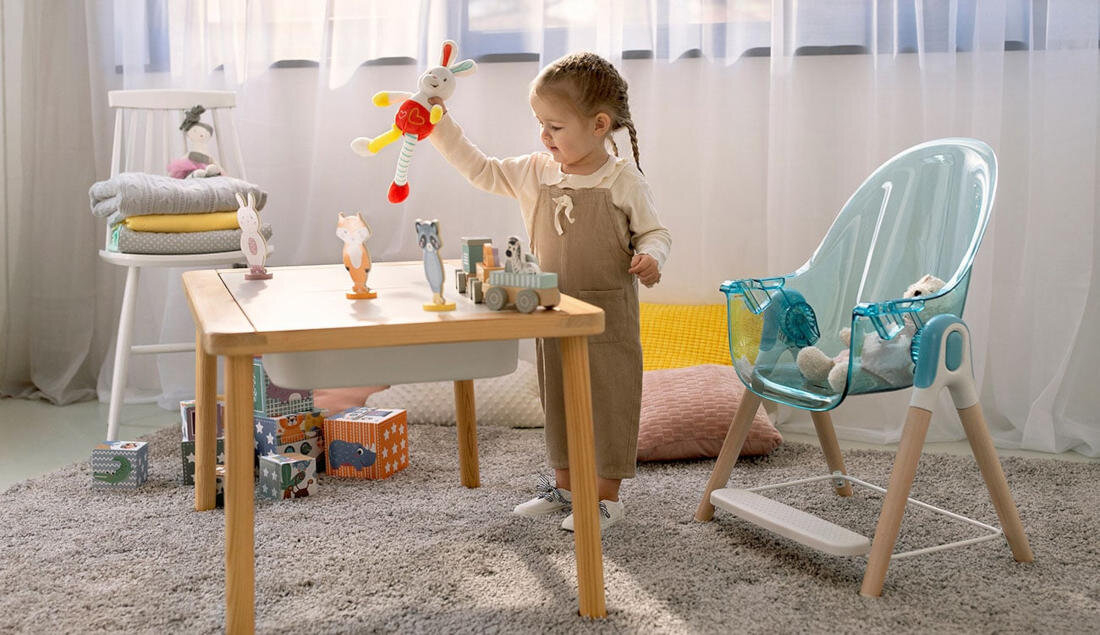 Krzesełko do karmienia LIONELO Maya Biały regulacja szerokosci trzy punktowe pasy