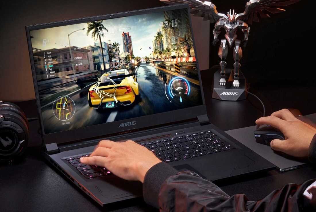 Osoba gra na laptopie GIGABYTE AORUS 17X, skupiona na ekranie z grą. - Laptop Gamingowy Intel Core Panel QHD 240 Hz 100% DCI-P3 DDS pamięć DDR5