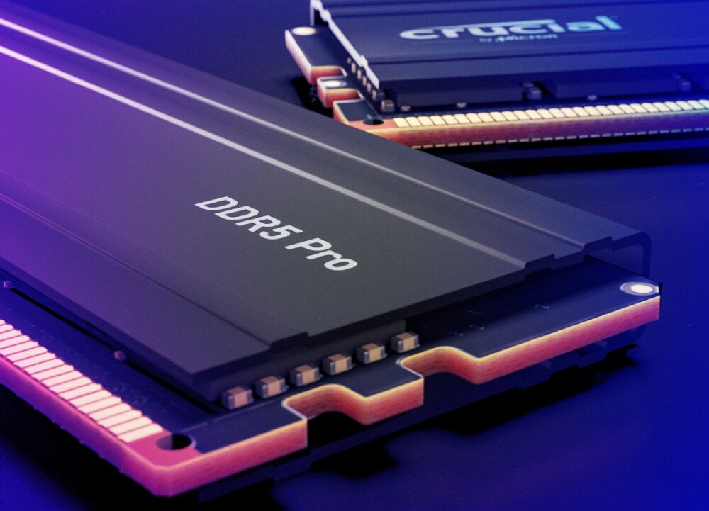 Pamięć RAM CRUCIAL Pro 32GB (2x16GB) 6000MHz Dwa moduły pamięci RAM ułożone na ciemnym tle, z widocznymi pozłacanymi stykami i napisami 'DDR5 Pro' oraz 'Crucial', radiator, kolory, wygląd