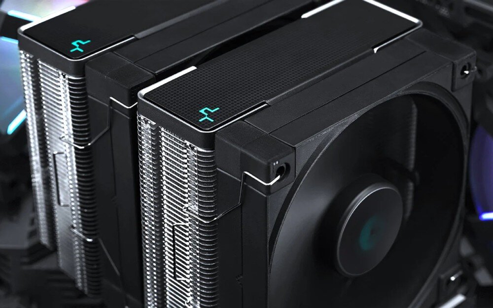 Chłodzenie CPU DEEPCOOL AK620 Zbliżenie na górne panele chłodzenia o strukturze drobnej kratki z małym znaczkiem w kolorze morskim