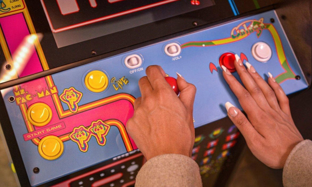Konsola ARCADE1UP Class of '81 Deluxe ekran sterowanie