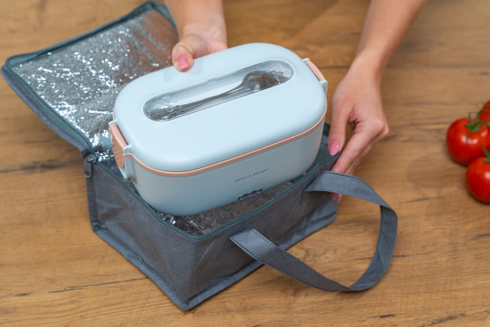 Lunch box GÖTZE & JENSEN KA130 Lunchbox Götze & Jensen wkładany do szarej torby termoizolacyjnej z folią aluminiową wewnątrz, ułatwiającej utrzymanie temperatury posiłku.