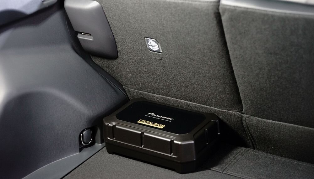 Subwoofer PIONEER TS-WX400DA aktywny samochodowy z wbudowanym wzmacniaczem i mocnym basem, subwoofer umiejscowiony w aucie