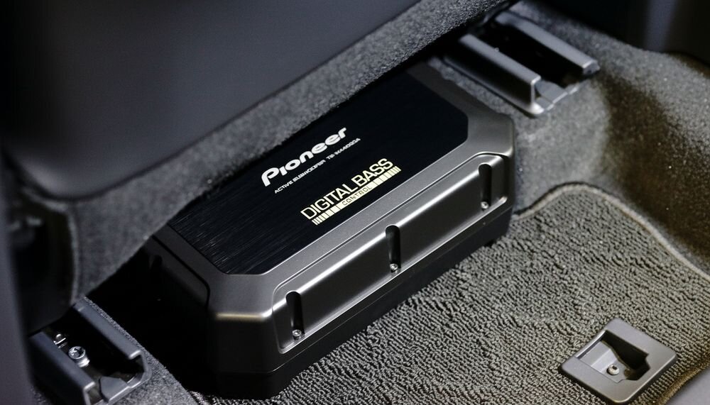 Subwoofer PIONEER TS-WX400DA wzmacniacz klasy D DIGITAL BASS CONTROL tryby DEEP DYNAMIC moc 250 W, subwoofer umiejscowiony w aucie