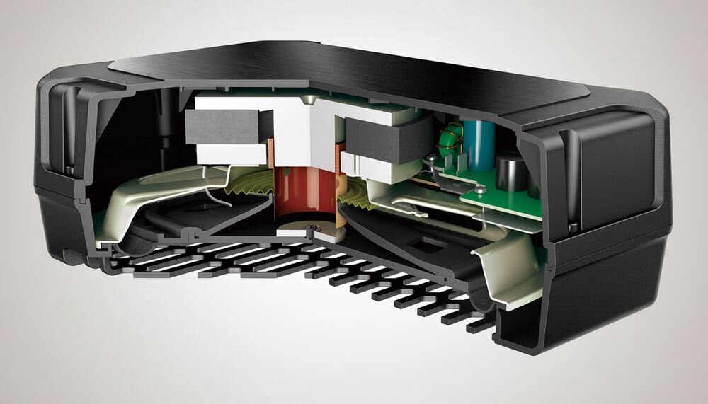 Subwoofer PIONEER TS-WX400DA wejście głośnikowe RCA wzmacniacz klasy D obudowa zamknięta 100 W, przekrój subwoofera na szarym tle