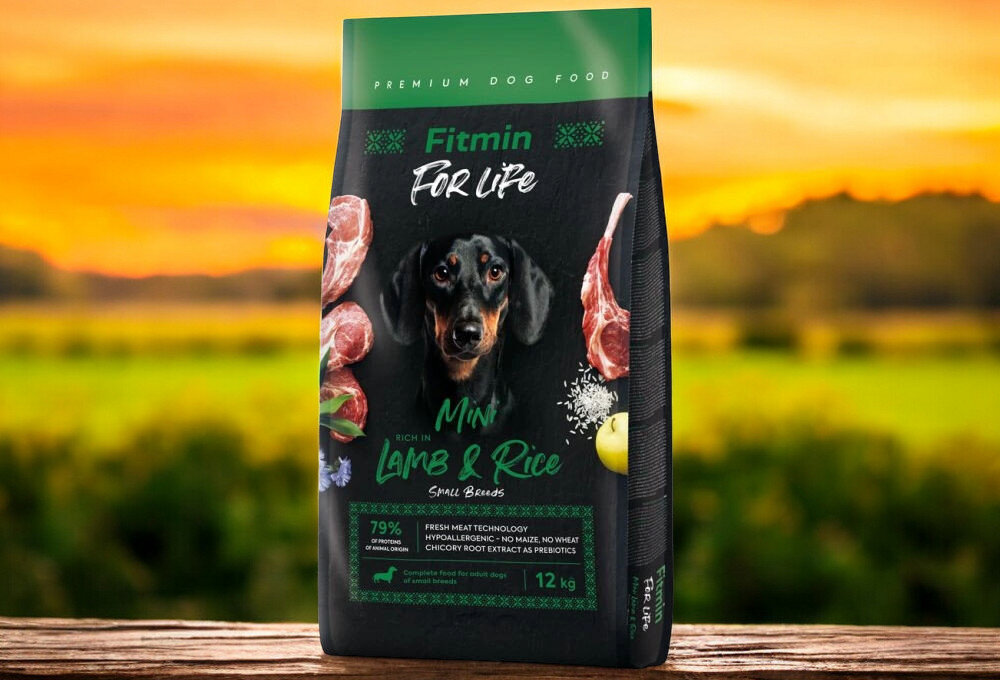 Karma dla psa FITMIN Dog For Life Jagnięcina z ryżem 12 kg opakowanie karmy na tle parku natury