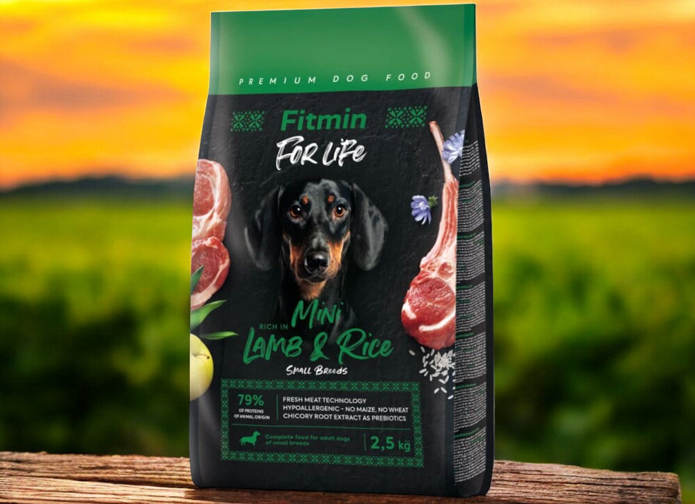 Karma dla psa FITMIN Dog For Life Jagnięcina z ryżem 2,5 kg opakowanie karmy na tle parku natury