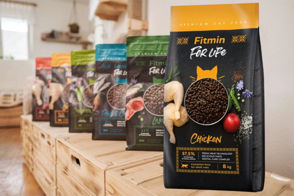 Karma dla kota FITMIN Cat For Life Adult Kurczak 8 kg opakowanie karmy na tle opakowanie innych smaków