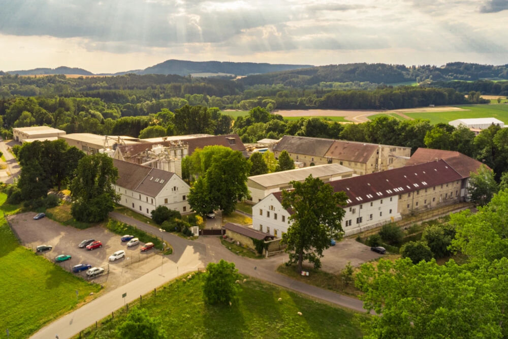 Karma dla kota FITMIN Cat For Life Adult Kurczak 8 kg budynki z widocznymi w tle górami orlickimi marka z tradycjami