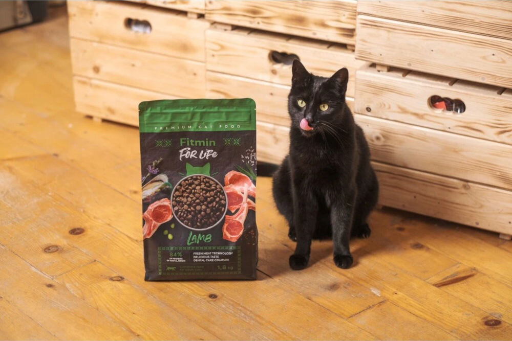 Karma dla kota FITMIN For Life Jagnięcina 1.8 kg opakowanie karmy na tle opakowanie innych smaków