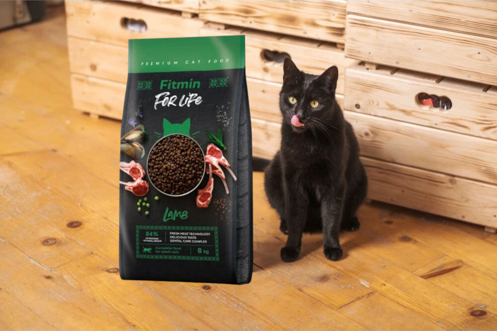 Karma dla kota FITMIN For Life Jagnięcina 8 kg opakowanie karmy na tle opakowanie innych smaków