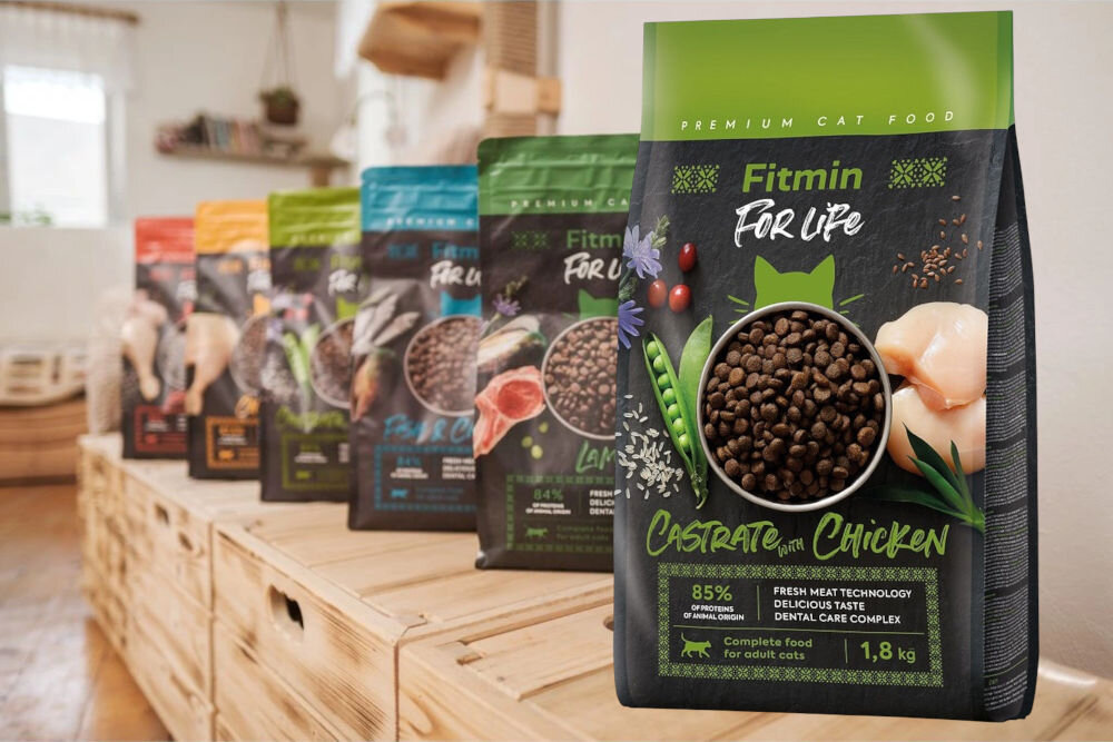 Karma dla kota FITMIN Cat For Life Castrate Kurczak 1,8 kg opakowanie karmy na tle opakowanie innych smaków