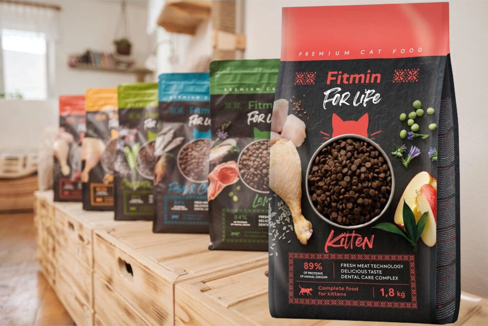 Karma dla kota FITMIN For Life Kitten Kurczak 1,8 kg opakowanie karmy na tle opakowanie innych smaków