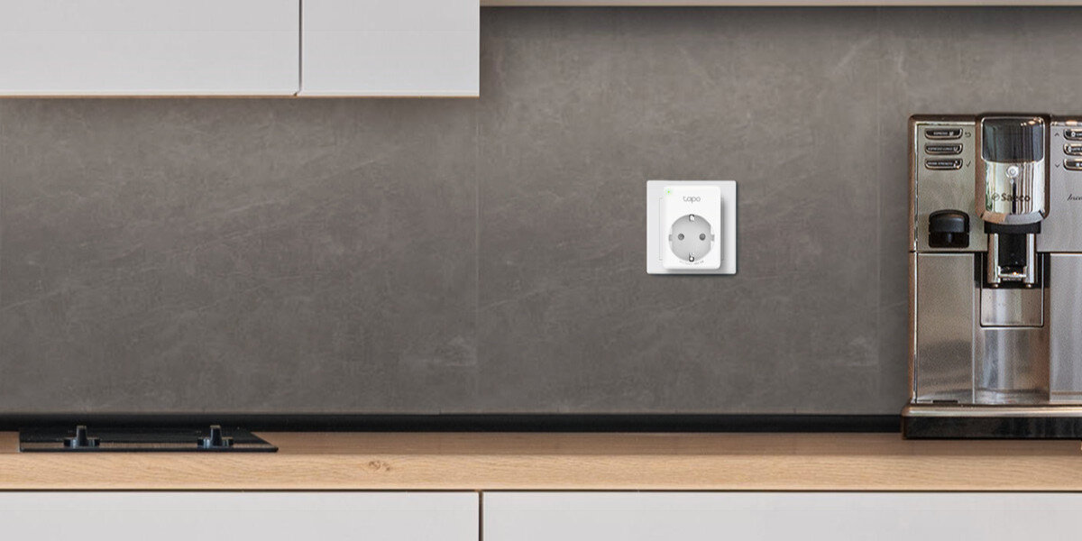 Gniazdko TP-LINK Tapo P110M Wi-Fi / Matter, Smart, dom, sterowanie, automatyka, Wtyczka smart zamontowana na ścianie w kuchni.