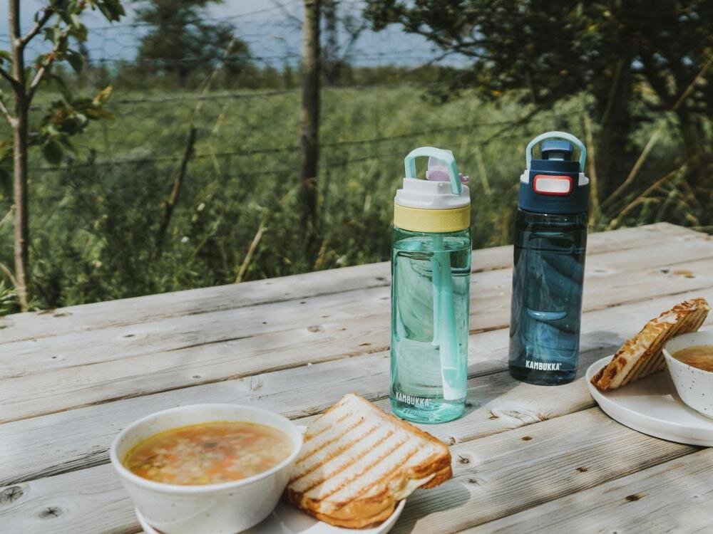 Butelka tritanowa KAMBUKKA Lagoon 750 ml Crisp Blue Niebieski ustnik ze słomką szczelność