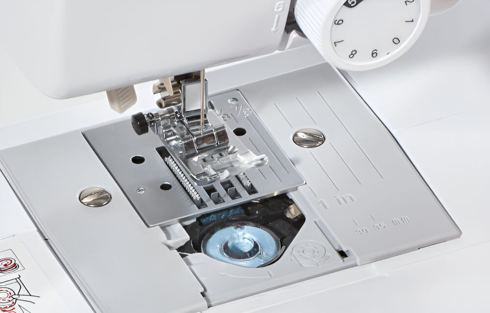 Maszyna do szycia BROTHER RL425 chwytacz rotacyjny łatwy monraż spodniej szpulki od góry szybkie ładowanie bębenka rozwiązanie techniczne maszyny domowe eliminacja drgań cicha praca minimalizacja problemów z plątaniem i awariami
