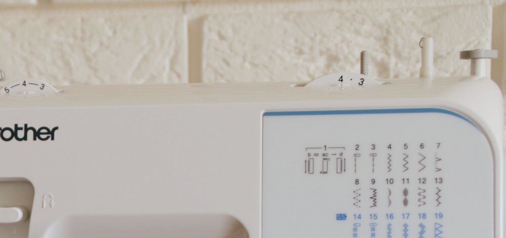 Maszyna do szycia BROTHER RL425 możliwość transportu na 6 stopni automatyczny nawijacz szpulki przyjemne efektywne szycie płynna regulacja długości ściegu precyzyjne dopasowanie komfort jakośc wykończenia pracy