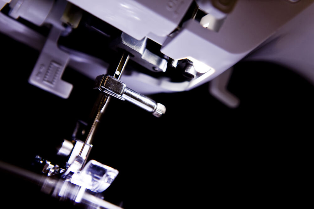 Maszyna do szycia BROTHER RL425 oświetlenie LED nad obszarem pracy doskonała widoczność niezwykła pomoc precyzyjne operacje krawieckie