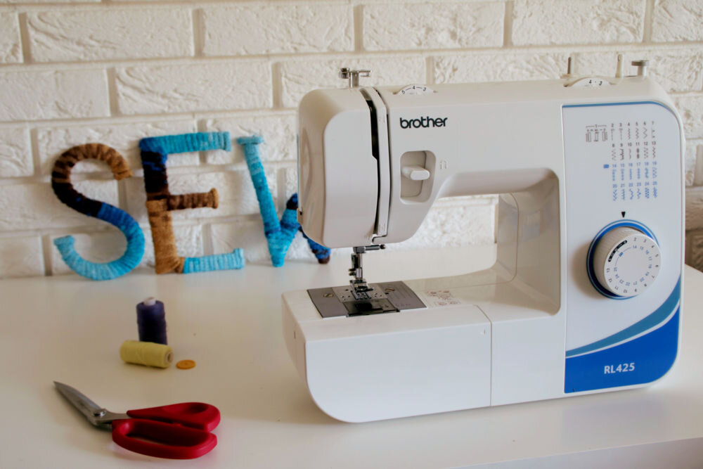 Maszyna do szycia BROTHER RL425 pojemnik na akcesoria użyteczne rozwiązanie przechowywanie organizacja potrzebnych akcesoriów kreatywność precyzja utrzymanie porządku niezbędne akcesoria pod ręką nieoceniony element funkcjonalny