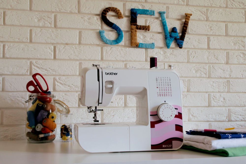 Maszyna do szycia BROTHER RH127 wymiary mechaniczna maszyna w kazdym domu dla kazdego płynna regulacja długości szerokosci ściegu dostosowanie optymalnych parametrów prosta w obsłudze 27 ściegów ogrom możliwości twórczych