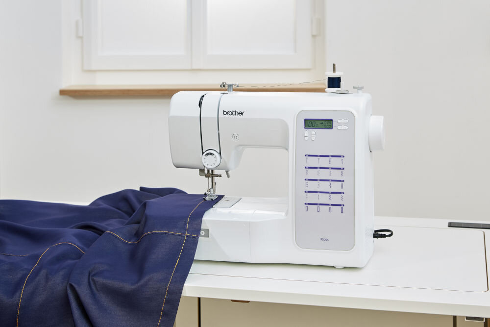 Maszyna do szycia  BROTHER  FS20S automatyczne ryglowanie początek koniec szwu trzy sciegi do przodu trzy ściegi do tyłu solidne zabezpieczenie szwu równomierne rygle płynna regulacja długości szerokosci ściegu możliwość dostosowania szwu 