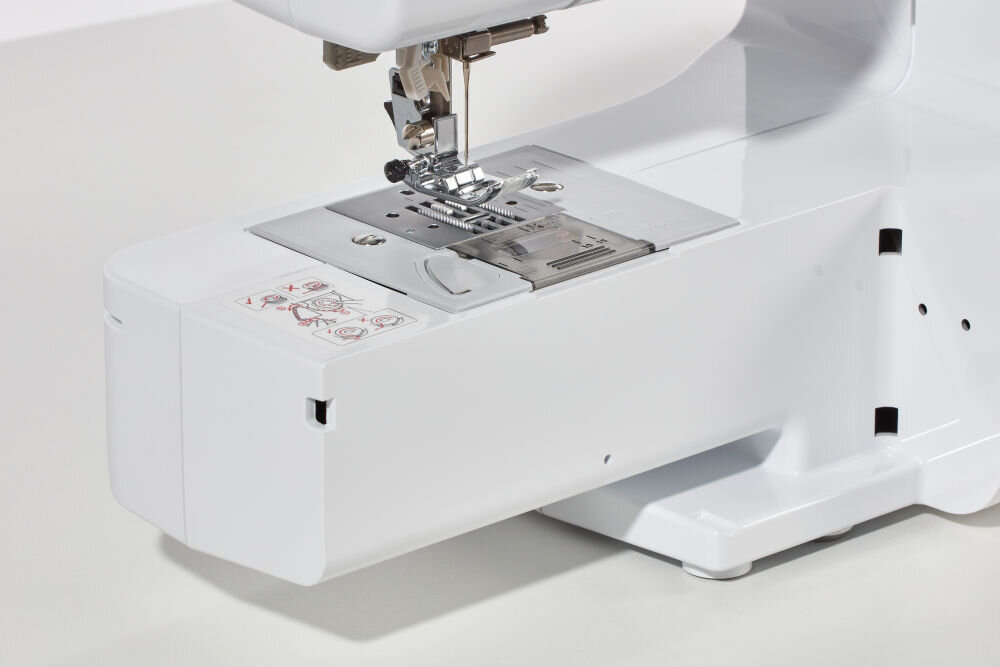 Maszyna do szycia  BROTHER  FS20S zestaw najwazniejsze akcesoria do pracy prędkość odległość ramienia od iglicy wygodna praca różne materiały realizacja zaawansowanych projektów opuszczany dolny transport materiału pikowanie z wolnej reki wolne ramię łatwe szycie nogawek mankietów wbudowane oświetlenie LED