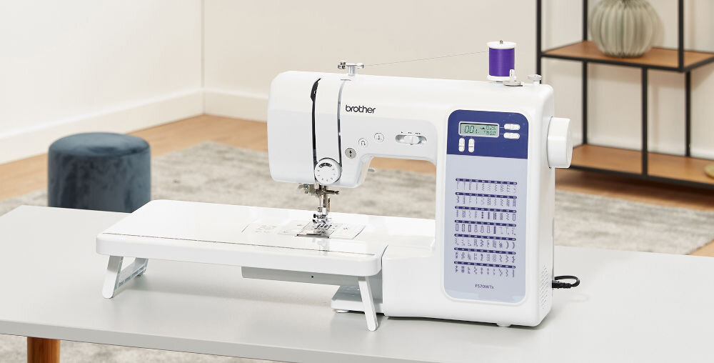 Maszyna do szycia  BROTHER  FS70WTX wymiary 70 różnych ściegów użytkowych 7 automatycznych rodzajów obszywania dziurek zestaw stolik powiększający pole pracy skomplikowane projekty ustawienie pozycji igły wybór początkowej pozycji igły płynna regulacja długości szerokości ściegu komunikat rodzaj błędu