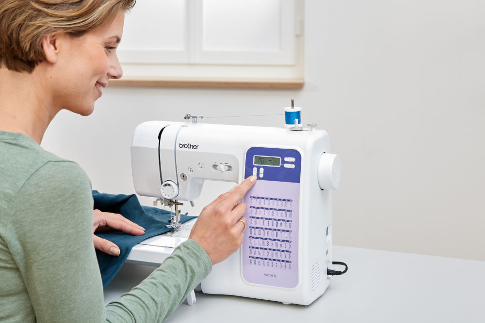 Maszyna do szycia  BROTHER  FS70WTX przydatne funkcje poczatkujący zaawansowani użytkownicy automatyczne ryglowanie ściegu kontrola prędkość szycia wybór trybu igły prosta intuicyjna obsługa panel sterowania nawlekacz igły