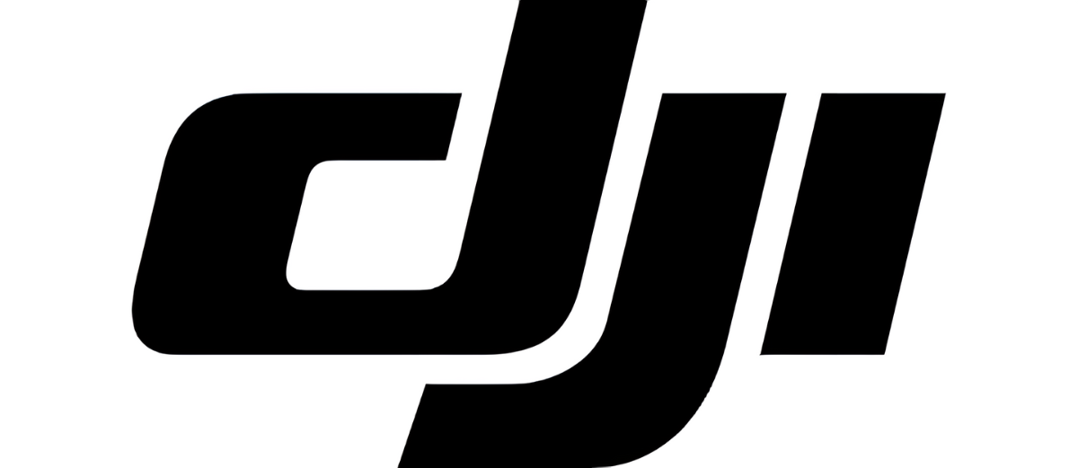 Logo DJI na białym tle, składające się z czarnych, stylizowanych liter.