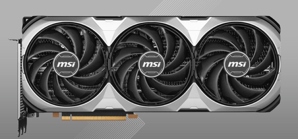 Karta graficzna MSI GeForce RTX 4090 Ventus 3X E OC 24GB Zdjęcie ukazuje kartę graficzną z przodu, w pozycji poziomej, pokazując trzy duże wentylatory z logo producenta w centrum każdego z nich, wydajność, układ graficzny, taktowanie, pamięć, rdzenie CUDA