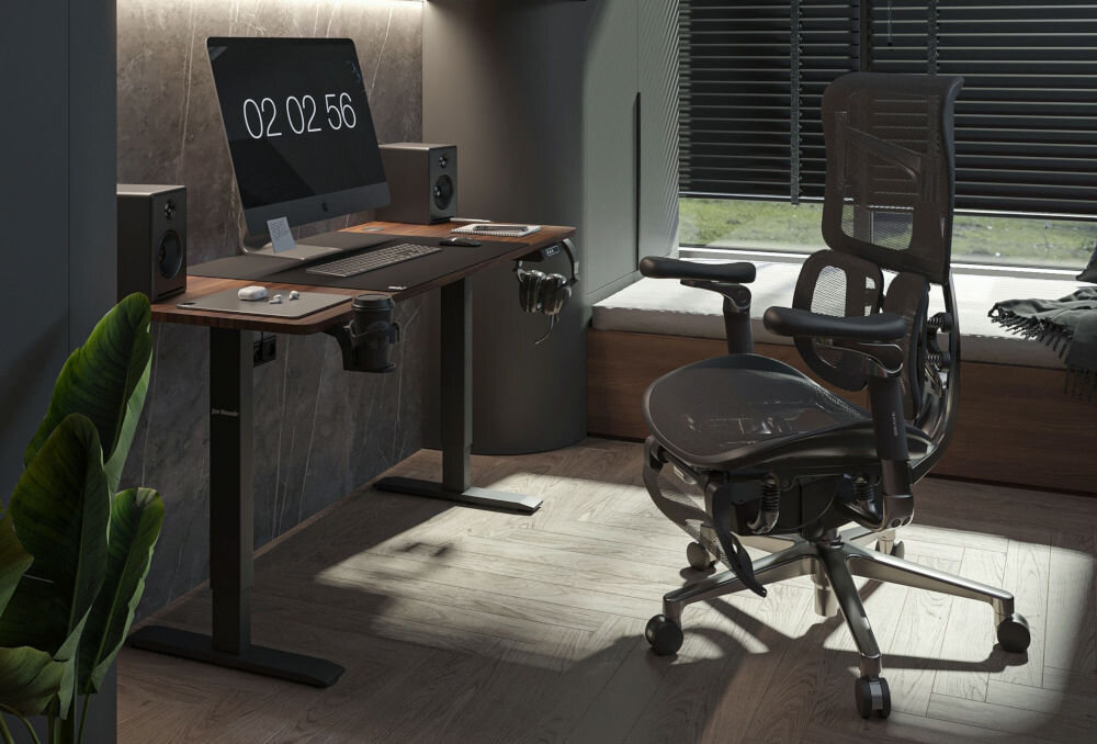 Fotel DIABLO CHAIRS Brave V-Kinetic Czarny prezentacja fotela przy biurku w ciemnym pokoju na biurku monitor z akcesoriami głośniki elegancki design profesjonalny charakter ponadczasowy styl biuro gabinet