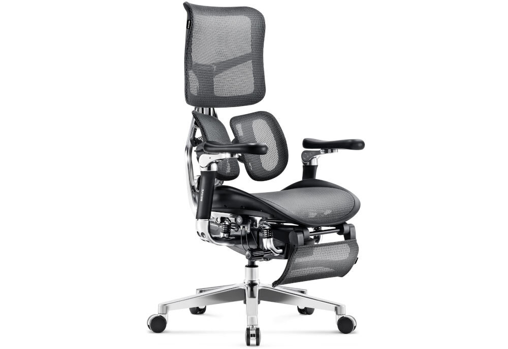 Fotel DIABLO CHAIRS Brave V-Kinetic Czarny prezentacja fotela od przodu pod kątem na białym tle ergonomiczny komfort regulacje wsparcie postawy zdrowe nawyki