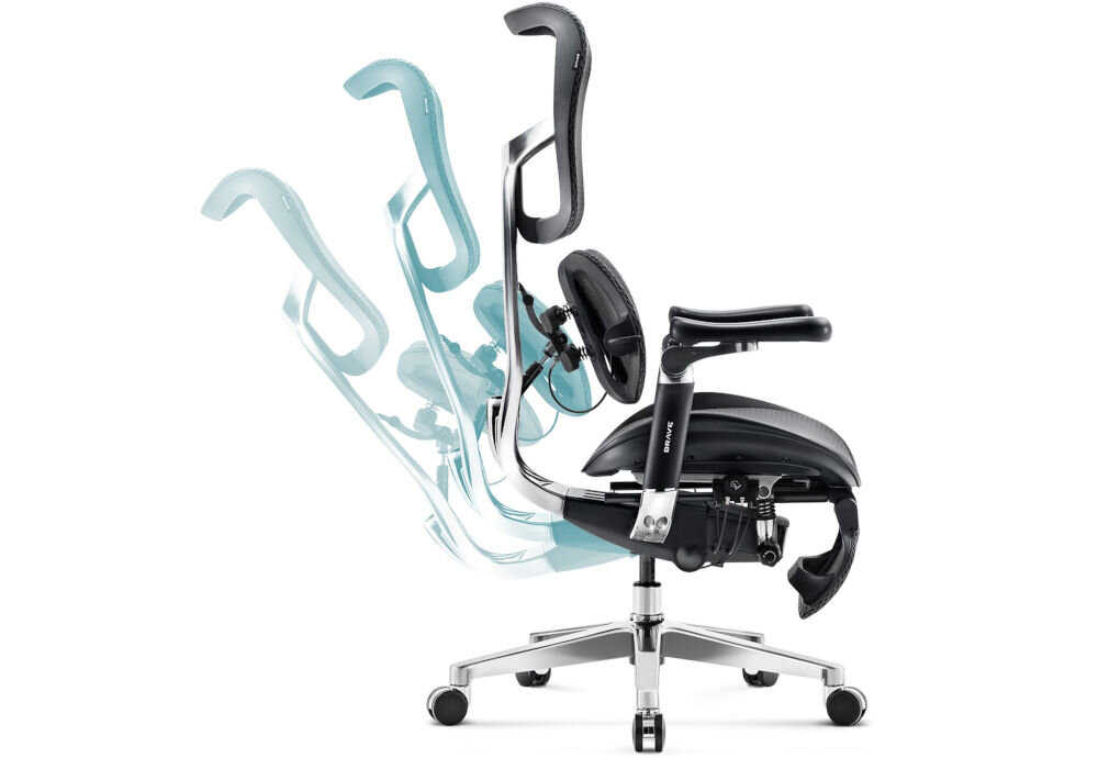 Fotel DIABLO CHAIRS Brave V-Kinetic Czarny zbliżenie na oparcie fotela i pokazanie jego możliwej regulacji na białym tle regulacja pochylenia oparcia 3 stopnie siła odchylenia komfort ergonomia