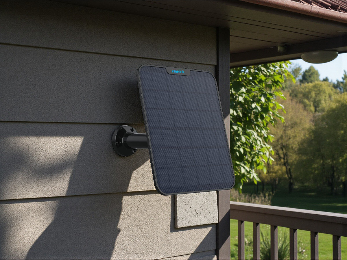 Panel solarny REOLINK 2 Czarny, ekologia, oszczędność, trwałość, instalacja, Panel solarny REOLINK 2 Czarny zamontowany na elewacji domu, widoczne drzewa w tle.