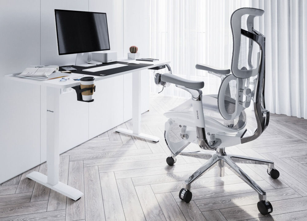 Fotel DIABLO CHAIRS Brave V-Kinetic Szary prezentacja fotela przy biurku w jasnym pokoju na biurku monitor z akcesoriami podnośnik wytrzymałość obciążenie do 120 kg komfort