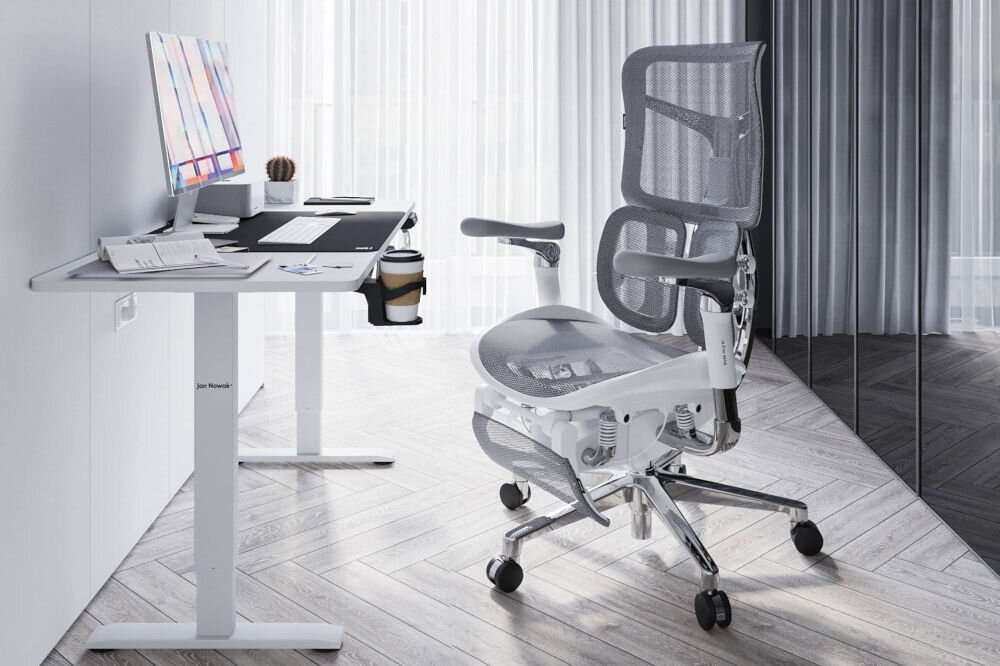 Fotel DIABLO CHAIRS Brave V-Kinetic Szary prezentacja fotela przy biurku w jasnym pokoju na biurku monitor z akcesoriami elegancki design profesjonalny charakter ponadczasowy styl biuro gabinet