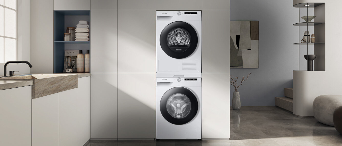 Suszarka ustawiona na pralce w eleganckim pomieszczeniu: Samsung DV90T5240AWS6 Suszarka ustawiona na pralce w eleganckim pomieszczeniu: Samsung DV90T5240AWS6: fotografia