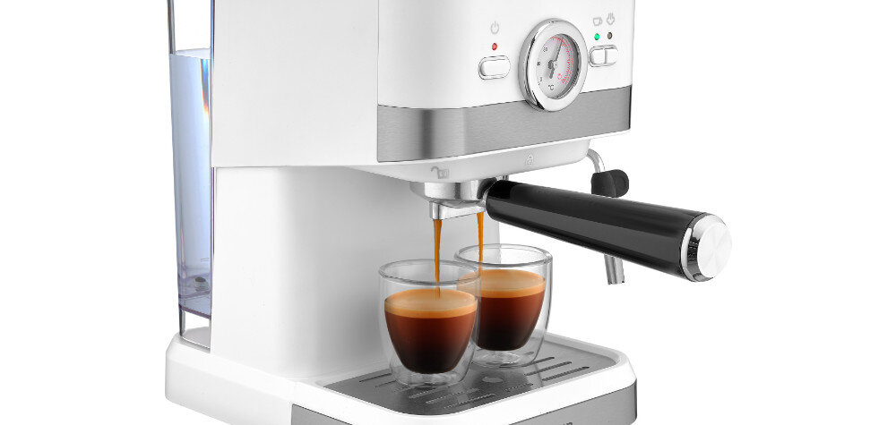 Biały ekspres do kawy z metalicznymi elementami przygotowuje dwa espresso do szklanek. Na panelu widoczny jest manometr oraz przyciski z diodami.