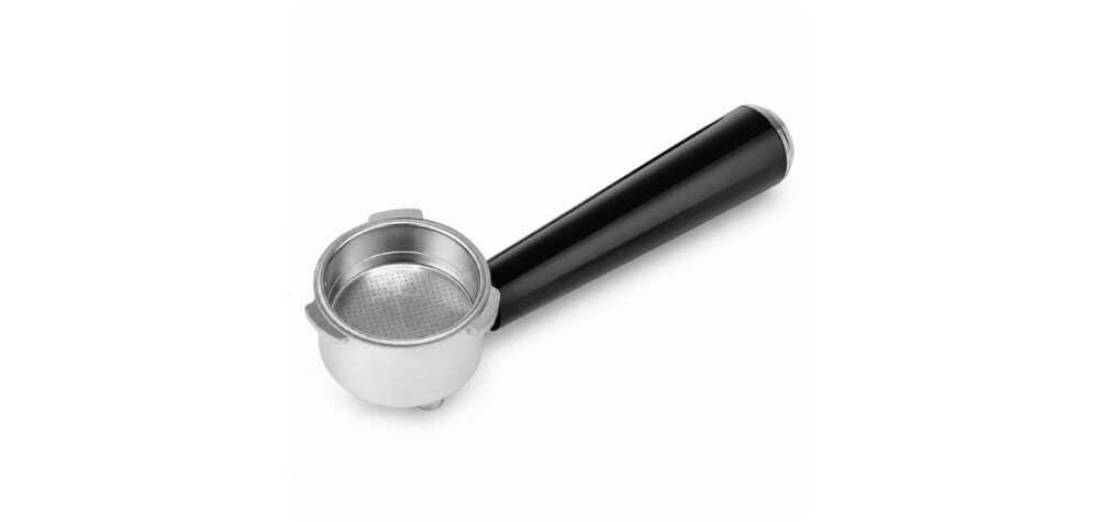 Na obrazie widoczny jest metalowy portafilter z czarną rączką, używany w ekspresach do kawy.