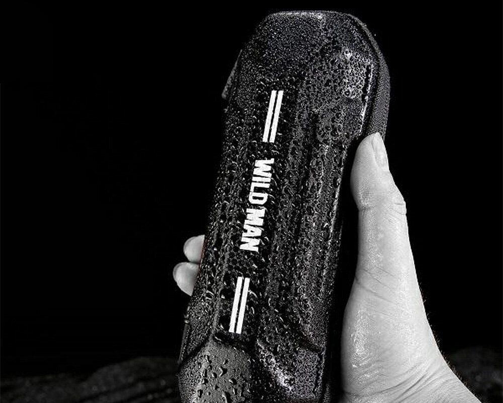 Torba rowerowa na ramę WILDMAN XT11 Czarny osoba trzyma sakwę w dłoni torba jest mokra jednoczęściowa torba rowerowa z wysokiej jakości wodoodpornej tkaniny, zamykana na solidny zamek błyskawiczny kompleksowa ochrona wartościowych przedmiotów