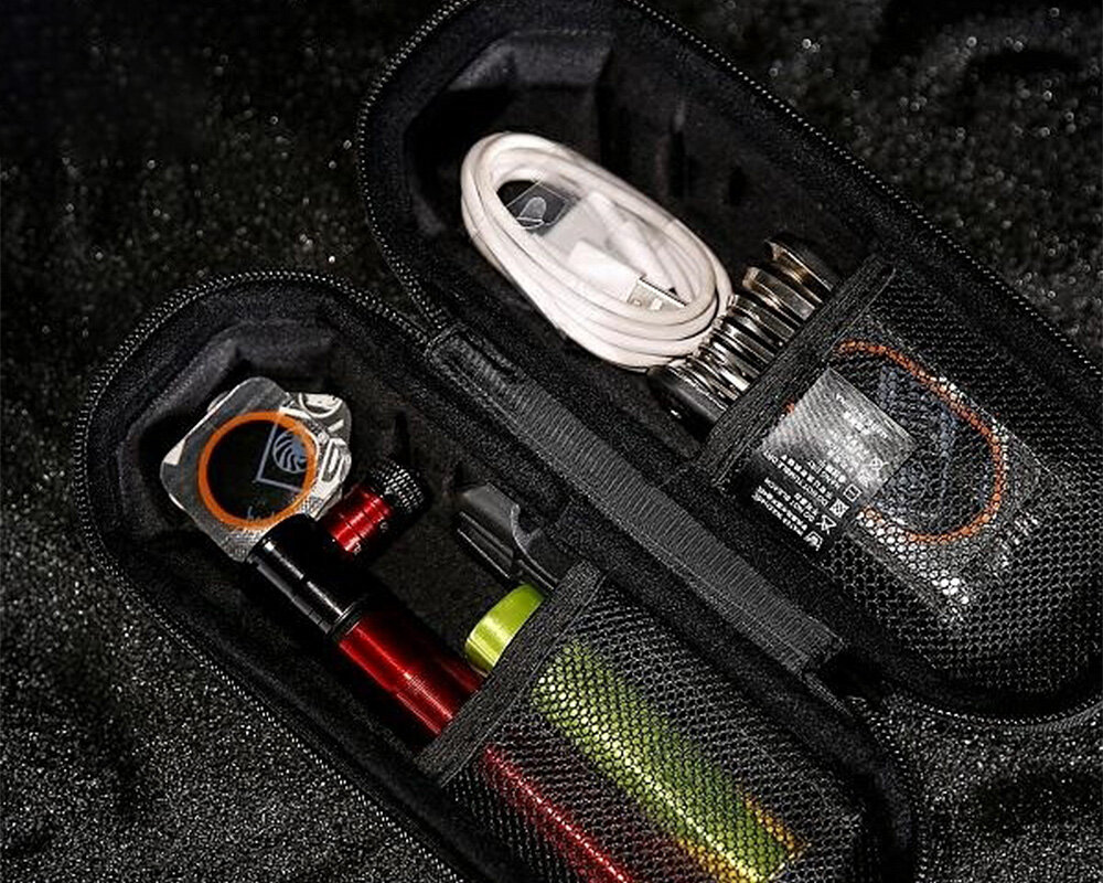 Torba rowerowa na ramę WILDMAN XT11 Czarny otwarta torba w środku różne przedmioty obszerne wnętrze dwie oddzielone przegrody dobra organizacja wszystko pozostanie na swoim miejscu