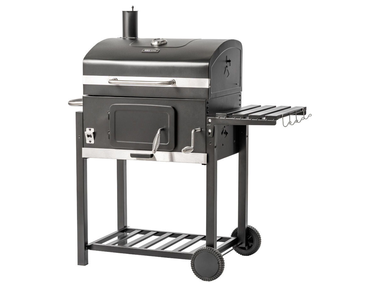 Grill węglowy BBQ LINE MIR4525 z kominem 61 x 45.5 cm, spalanie, popiół, taca, wysuwane, na białym tle grill frontem lewo skos