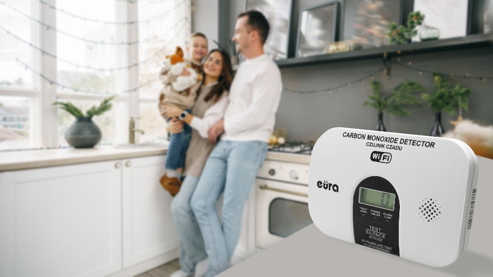 EURA CD-17A2v2300/B czujnik postawiony na blacie w tle widać rodzinę z dzieckiem