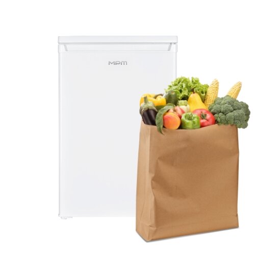 Chłodziarka, obok papierowa torba wypełniona owocami i warzywami.