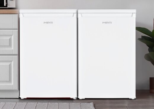 Dwie lodówki obok siebie.