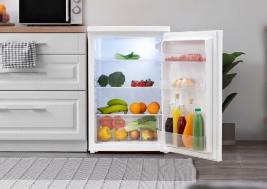 Lodówka z otwartymi drzwiami w zabudowie.