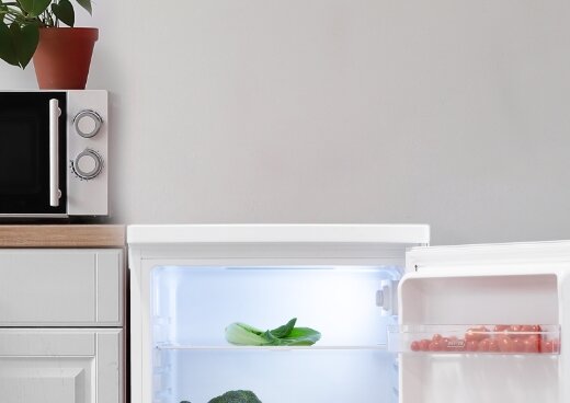 Zbliżenie na  górną lodówkę przy blacie.