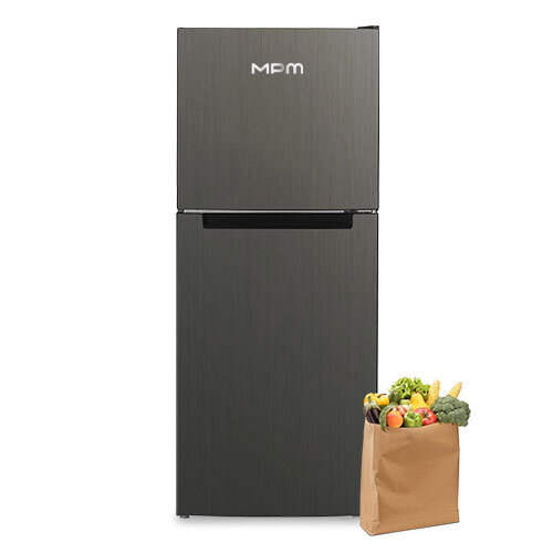 Lodówka MPM-216-CF-26, obok papierowa torba z owocami i warzywami.