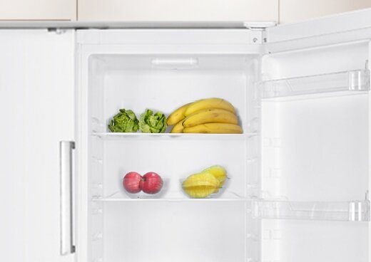 Zbliżenie na wnętrze lodówki wypełnione lodami.