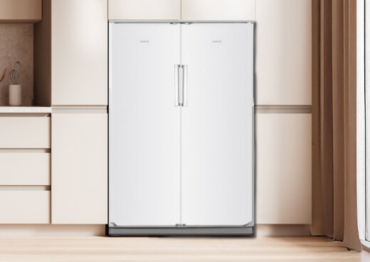 Lodówka dwudrzwiowa w zabudowie kuchennej.